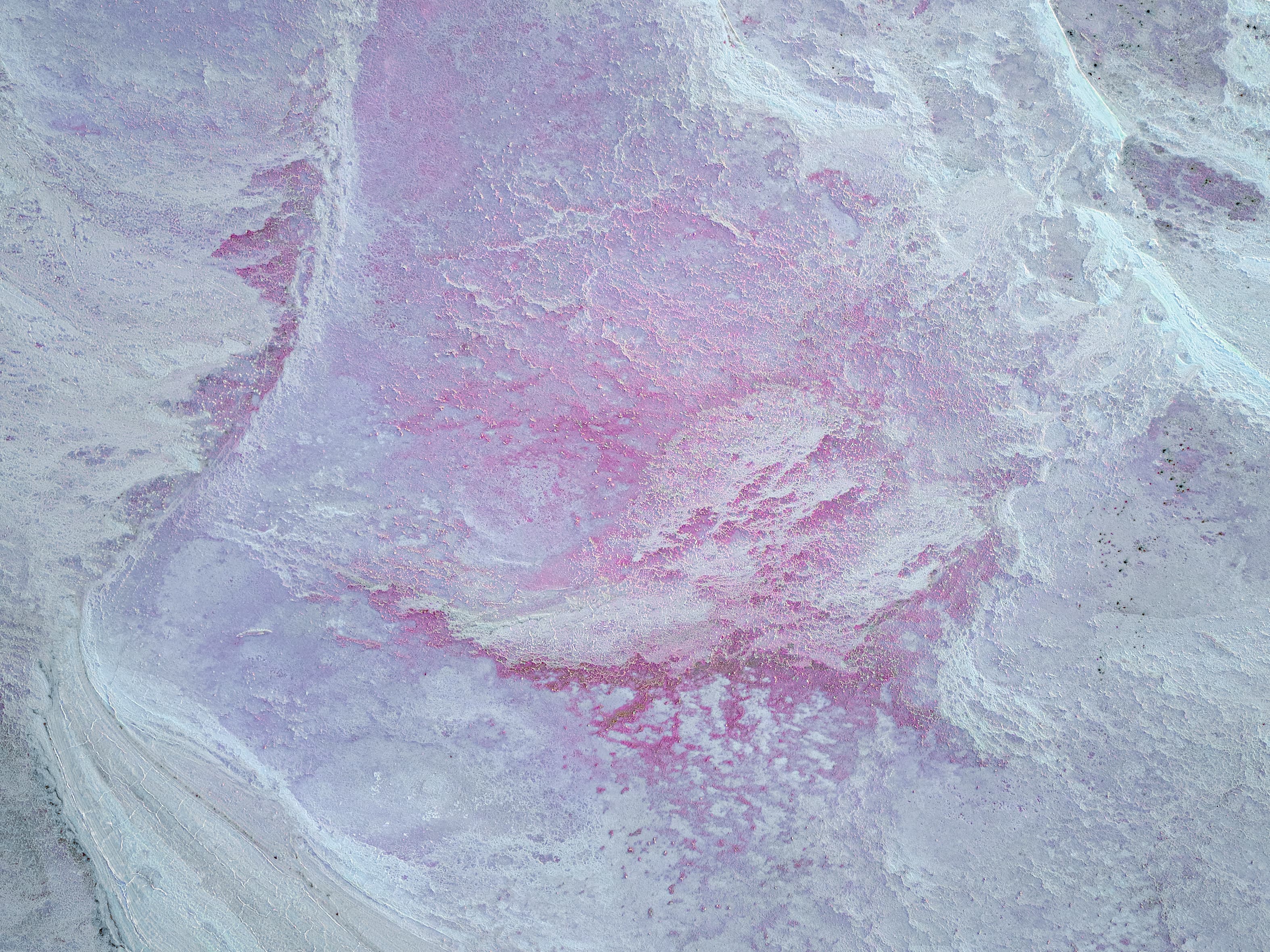 Salt lake patterns resembling a heartbeat